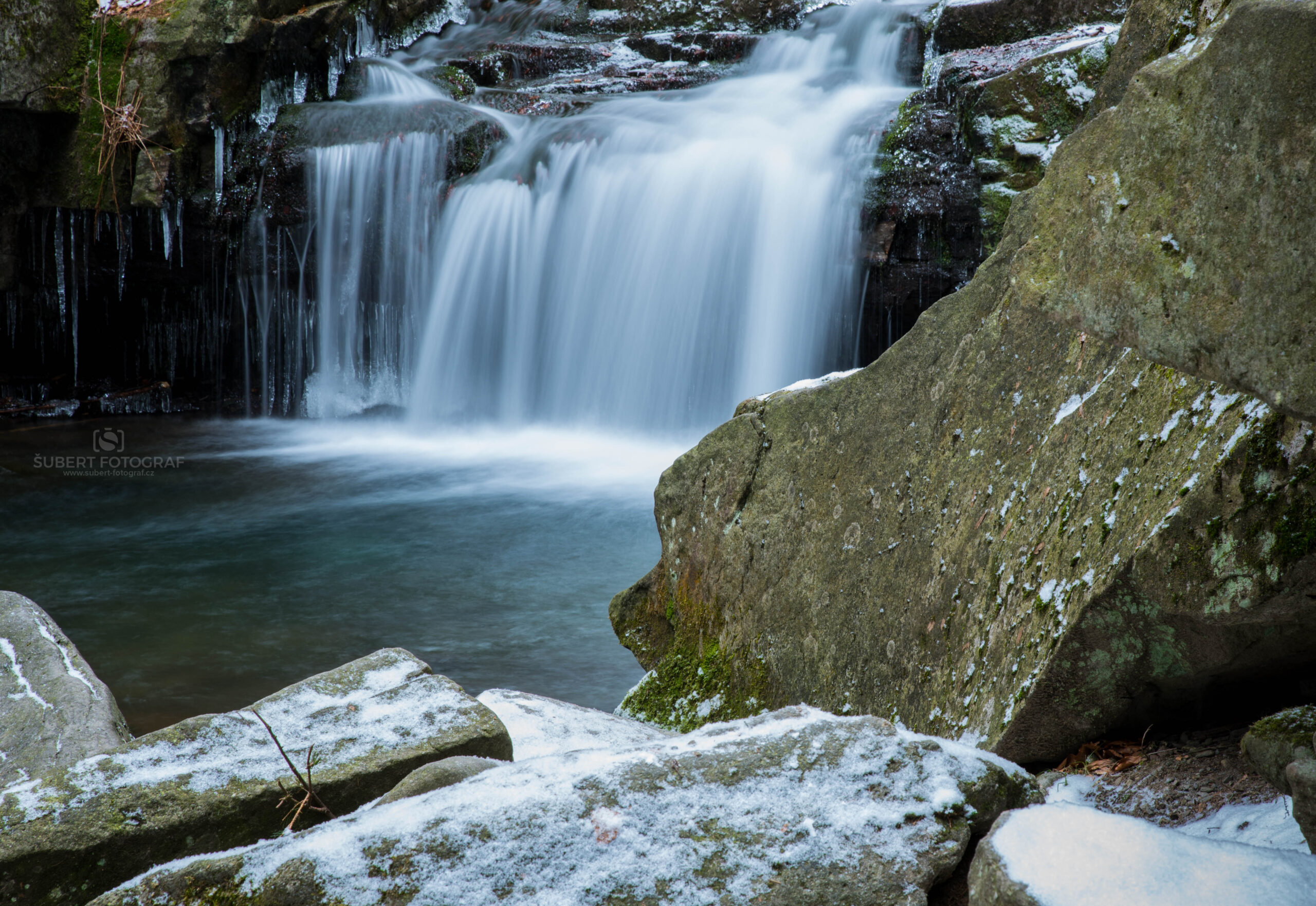 Mrazivý satinský vodopád